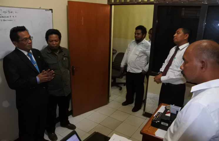 Diantar Kadis PU, Korban Pelemparan Asbak Cabut Laporan